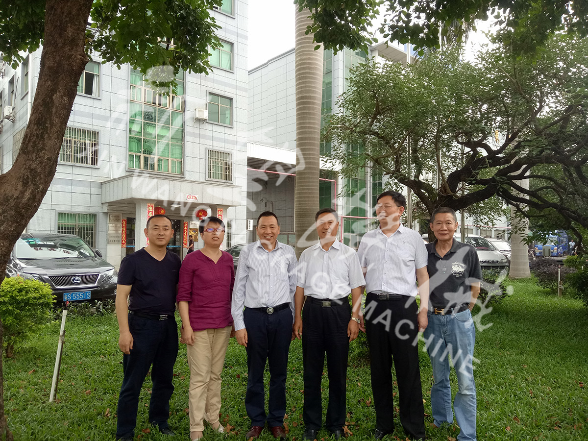總裝備部劉思剛少將、新華社李建琦博士一行蒞臨新望公司考察指導(dǎo)