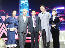 新望董事長(zhǎng)羅永輝與著名歌星劉尊老師、汪正正老師、郭津彤老師、主持人雅琪在北京電視臺(tái)錄制節(jié)目現(xiàn)場(chǎng)親切合影